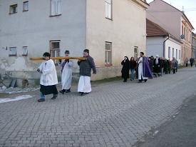 průvod s mis. křížem v Třebařově